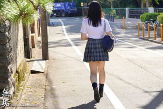 MUDR-267 The Old Man Who Lives Next Door to Her Parents’ Apartment and the Girl Who Wants to Become an Adult are a little rebellious and live together half-heartedly without their parents’ attention Yuyu Esumi