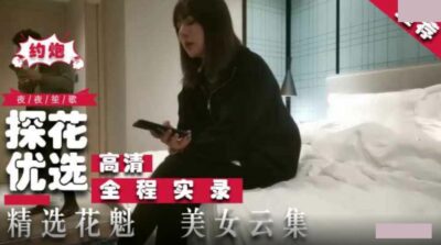 A good-looking, pure and part-time young lady twists and turns in the Guanyin lotus position