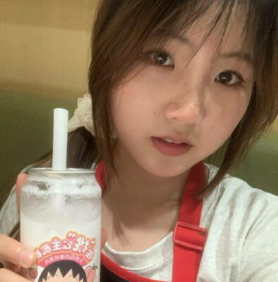 I captured the little girl who was selling milk tea while working as a part-time student