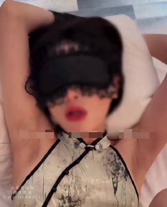 At Night, The Famous Lady’S Wife Turned Into A Prostitute And A Socialite, Wearing A Cheongsam And Looking In The Mirror