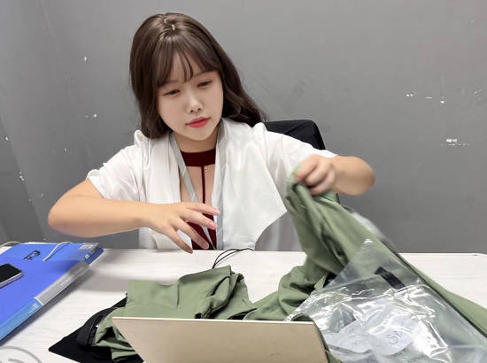 Push my aunt to the ground and fuck her like a dog