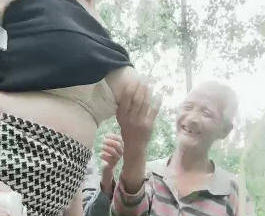 Sister Yan went to the countryside to seduce rural old men for outdoor sex. She found 3 old men for a 4P and gave them Red Bull to replenish their energy.