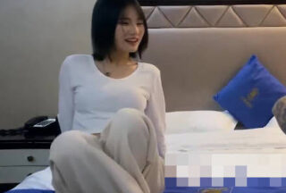 Licking tits and playing with pussy, short-haired girl gasps for mercy-Xiao Wen Tanhua