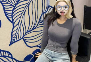 I shaved my cousin’s pussy with my own hands. My cousin’s white pussy is very tempting.