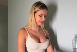 A Sporty Beauty In Leggings Is Ready For A Hot Sex Workout.