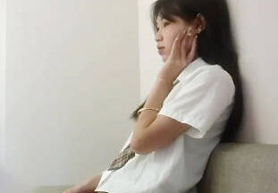 3000 RMB hotel room hires 18-year-old post-2000s student girl, the little girl looks pitiful after being fucked – Jade-faced Scholar