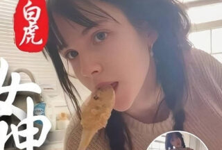 Internet celebrity wearing a kitchen apron touches her pussy while masturbating and moaning with her fingers – Li Bala La