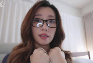 The female character illustration AN-089 features a bookstore worker with unfashionable glasses who is actually incredibly lewd. She learned lewd phrases from doujinshi comics and is a sultry, busty older sister who sways lewdly while rubbing herself vigorously.