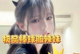 I chatted with a cute girl who had just turned 18 during my student days for over half a month before she finally came out. At first, she was only willing to give me oral sex, but I only penetrated her after she was half-hearted.