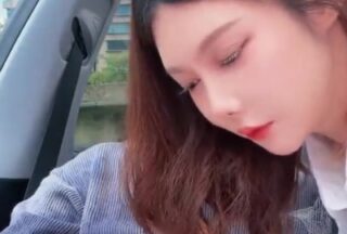 A seductive little vixen, who’s incredibly alluring to men, couldn’t resist having sex with her in the car – Kuan Ge