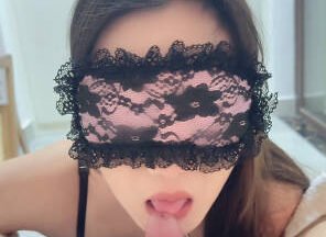 Enjoy playing with a fair-skinned, elegant beauty in front of the mirror, teasing her from multiple angles, having intense sex, and finally ejaculating inside her until she was filled.